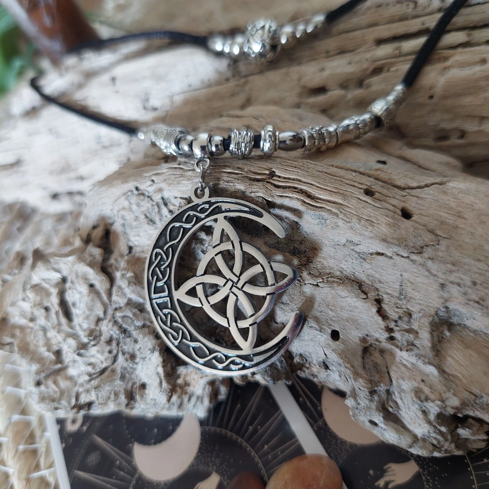 Collier boho-mystique doublerangs, lune arabesque noeud de sorcière, satin noir